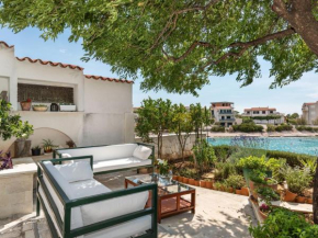 Beach front vacation home, private beach, boat rental -